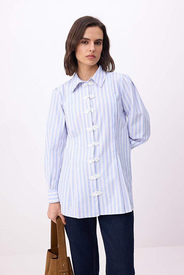Modest قميص محتشم أزرق فاتح مخطط مع تطريز وتفاصيل أزرار TCTSS26TG00035