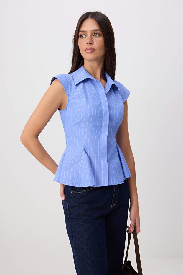 قميص مخطط أزرق متعدد الألوان مع تفاصيل Peplum TWOSS26GO00209
