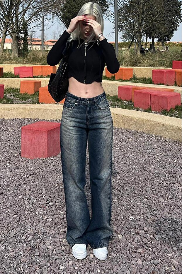 جينز نسائي أزرق باهت مستقيم واسع MG1996