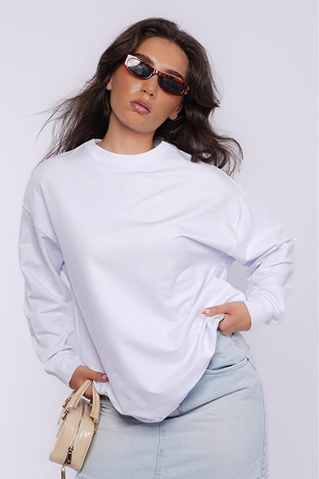 سويت شيرت نسائي أبيض أوفرسايز أساسي MG1686