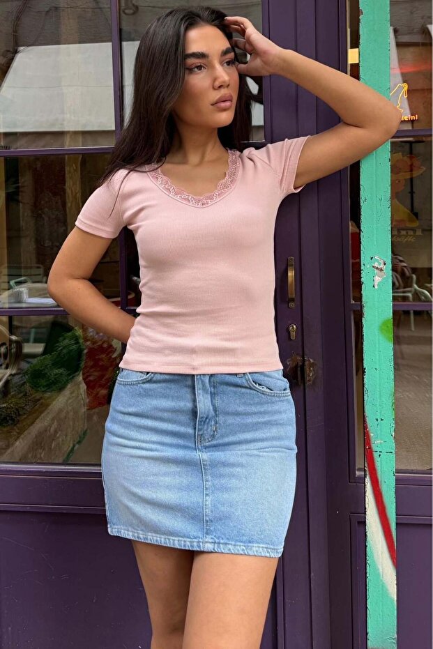 بلوزة نسائية بنية بياقة V ودانتيل MG2633