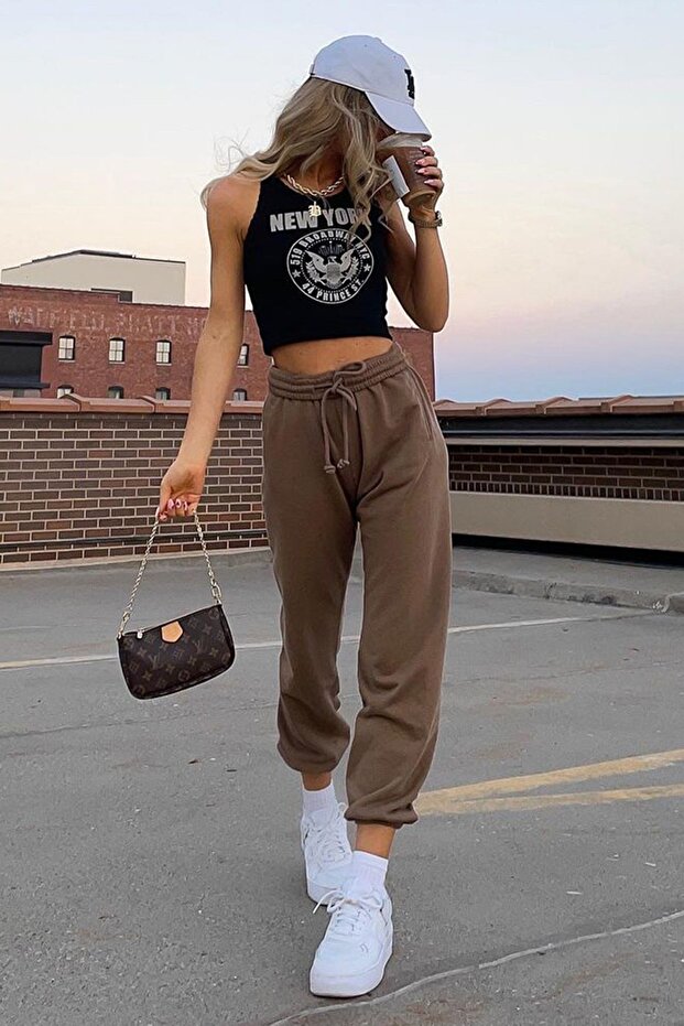 طقم رياضي نسائي بني من Mad Girls MG290