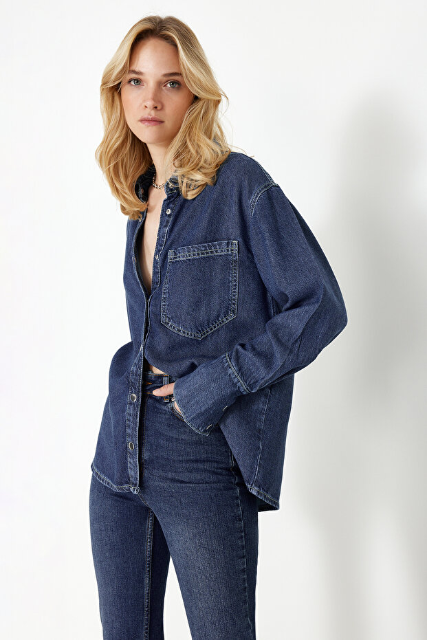 قميص دنيم أزرق غامق More Sustainable من Tencel™ بقصة أوفرسايز TWOSS24GO00141