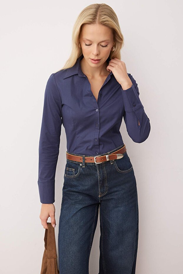 Wardrobe Essentials قميص كحلي بقصة محددة خفيفة من القطن TWOAW26GO00022