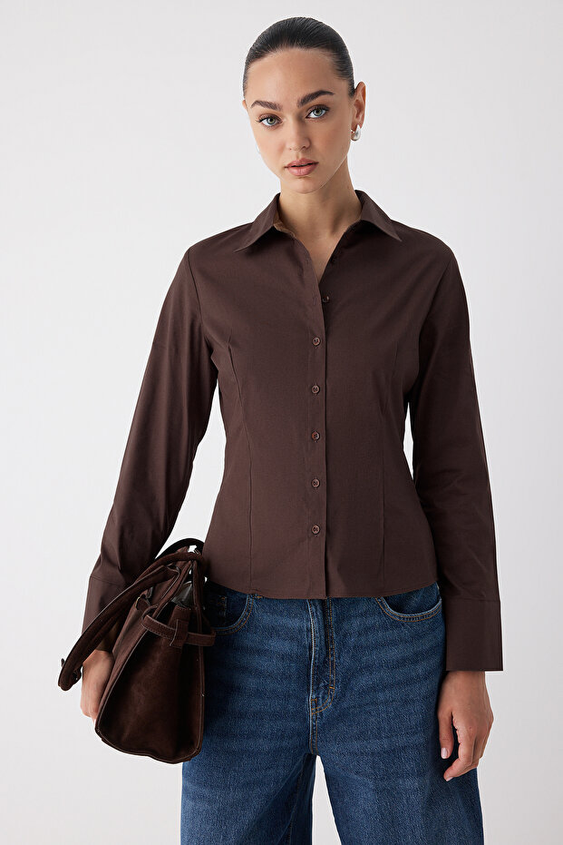 Wardrobe Essentials قميص بني غامق بقصة محددة خفيفة من القطن TWOAW26GO00022