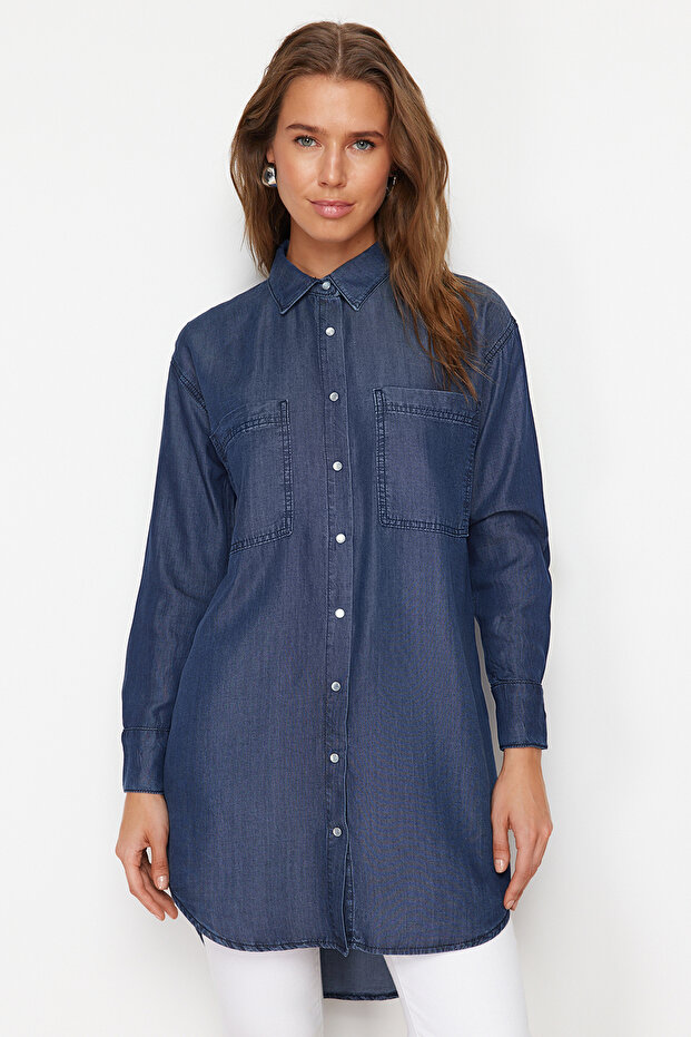 قميص محتشم دنيم أزرق غامق أوفرسايز من Tencel TWOSS24GO00154