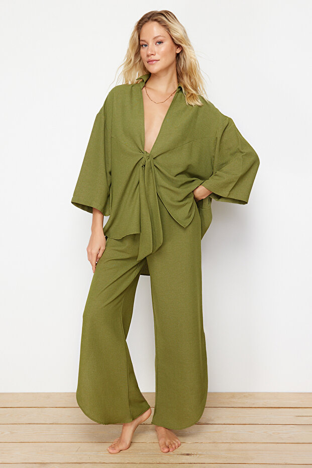 طقم شاطئي كاكي برباط وخامة كتان مع قميص وبنطال TBESS24AU00031