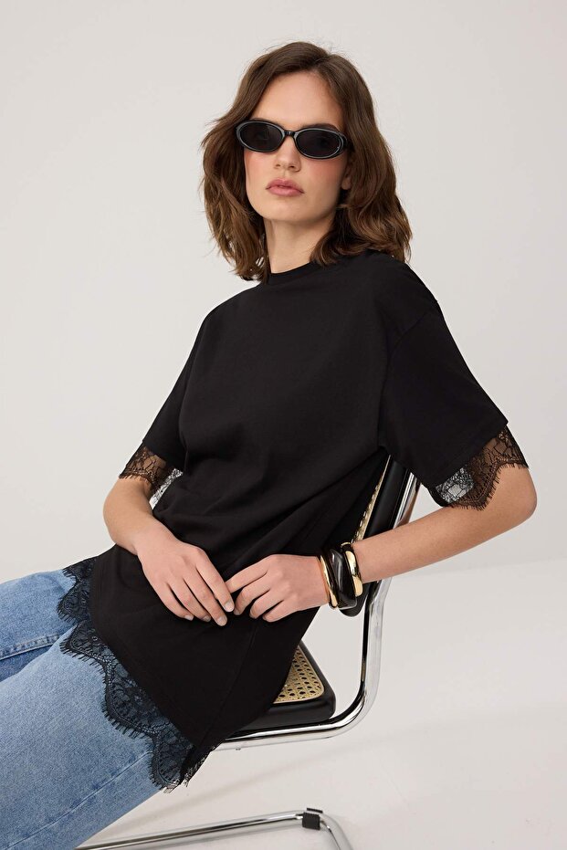 تيشيرت بقصة عادية بأكمام قصيرة بأكمام منخفضة بتفاصيل دانتيل ناعم الملمس باللون أسود