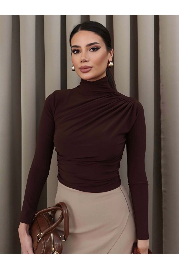 بلوزة نسائية بكسرات على الكتف والخصر