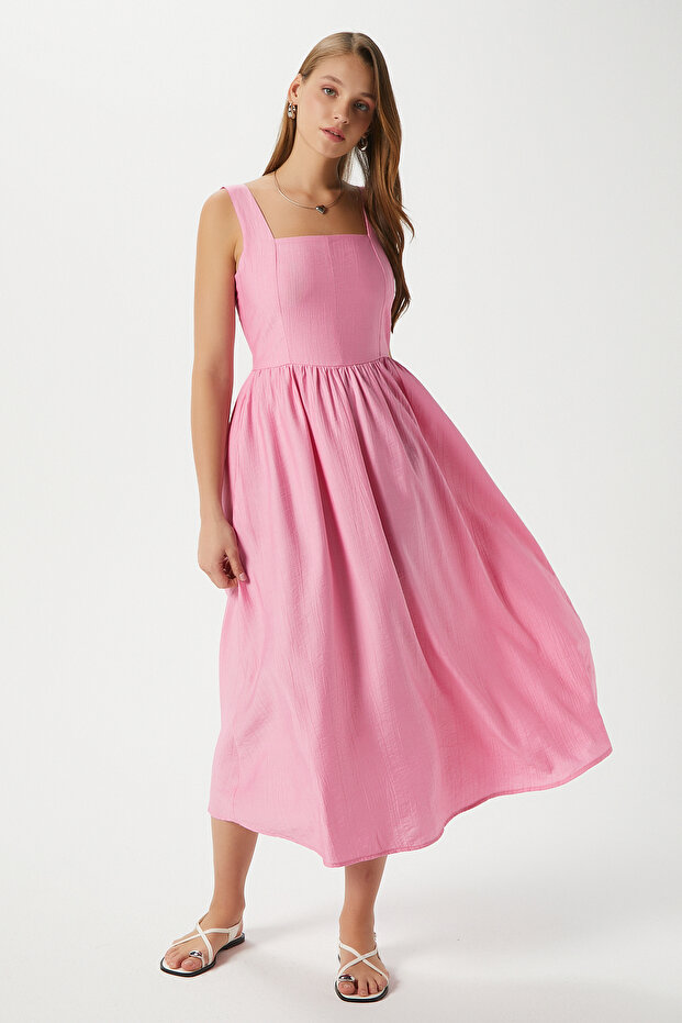 فستان نسائي وردي ميدي بحمالات وظهر مطاطي من ريتنايس كايلا