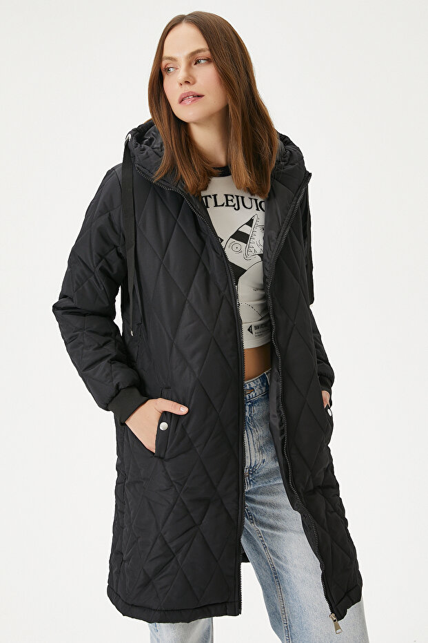 معطف نسائي أسود مبطن بقبعة من ريتنايس سبورتي