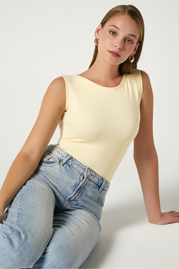 بلوزة نسائية صفراء زبدية بدون أكمام بخامة ناعمة وياقة قارب من ريتنايس نوفا