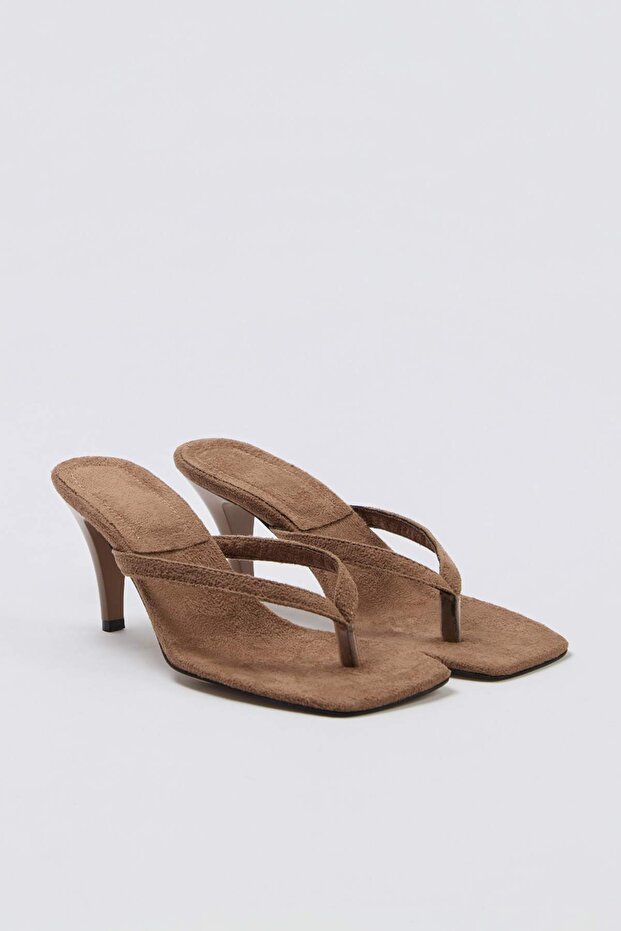 عسلي مقدمة مربعة بأصبعين 8,5 سم بكعب رفيع شبشب