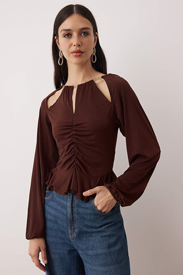 داكن بني بتصميم فتحة/بتصميم مفرغ بتفاصيل بإكسسوار محبوك بلوزة